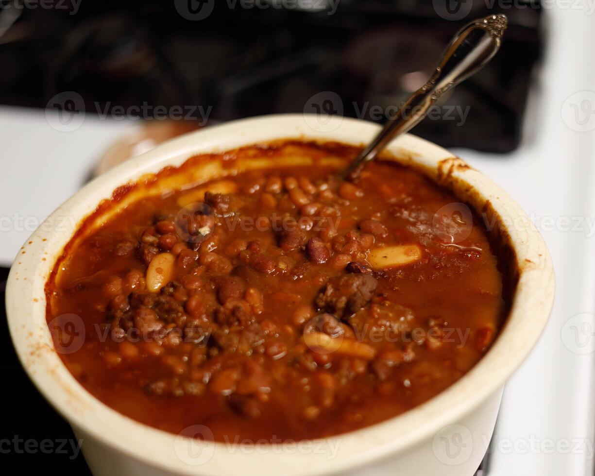 uma três feijão caçarola quente a partir de a forno e pronto para servir foto