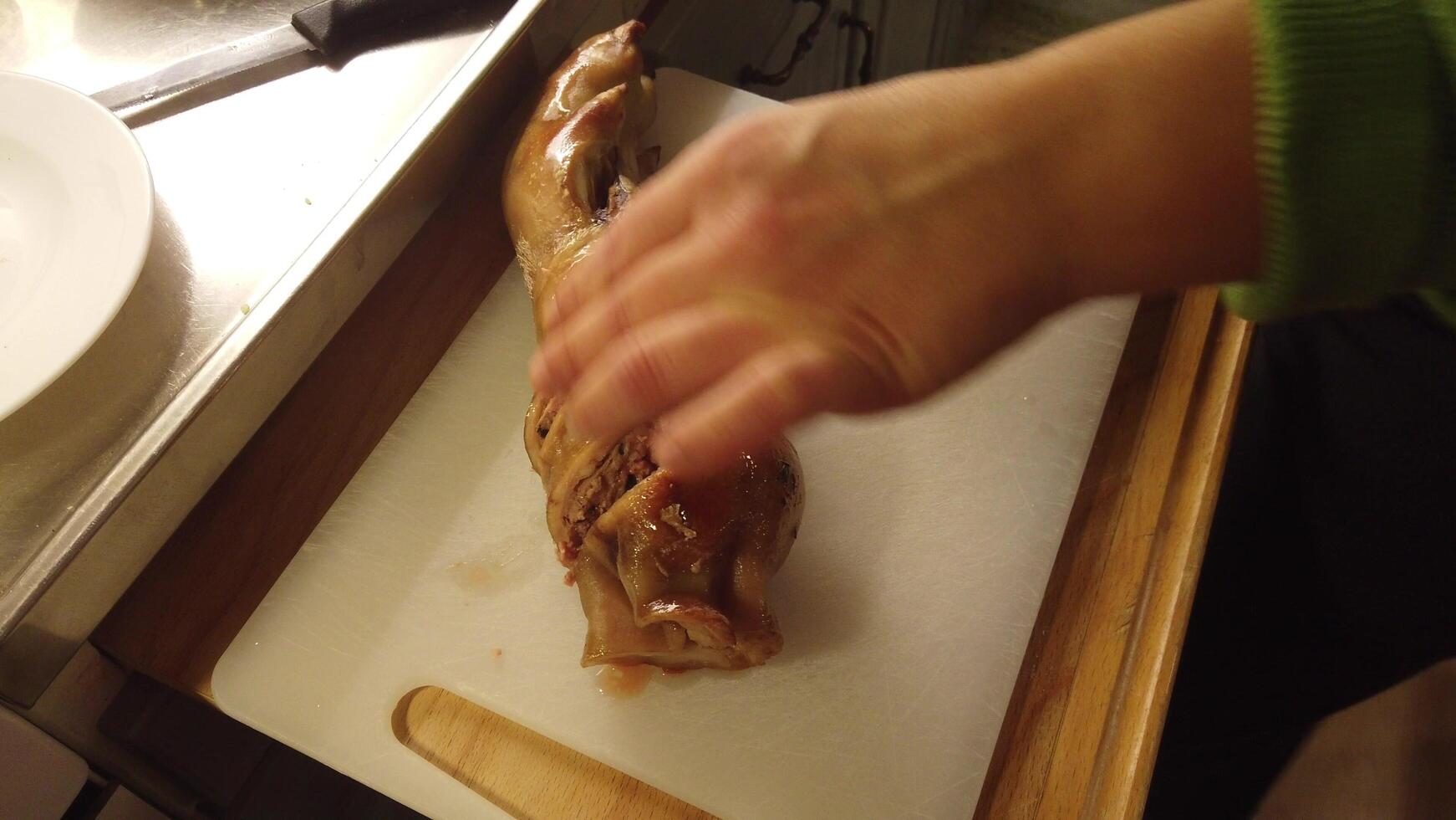 vídeo do a corte do uma recheado e cozido carne de porco perna foto