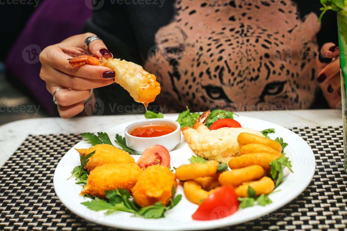 mulher desfrutando uma refeição às uma mesa foto