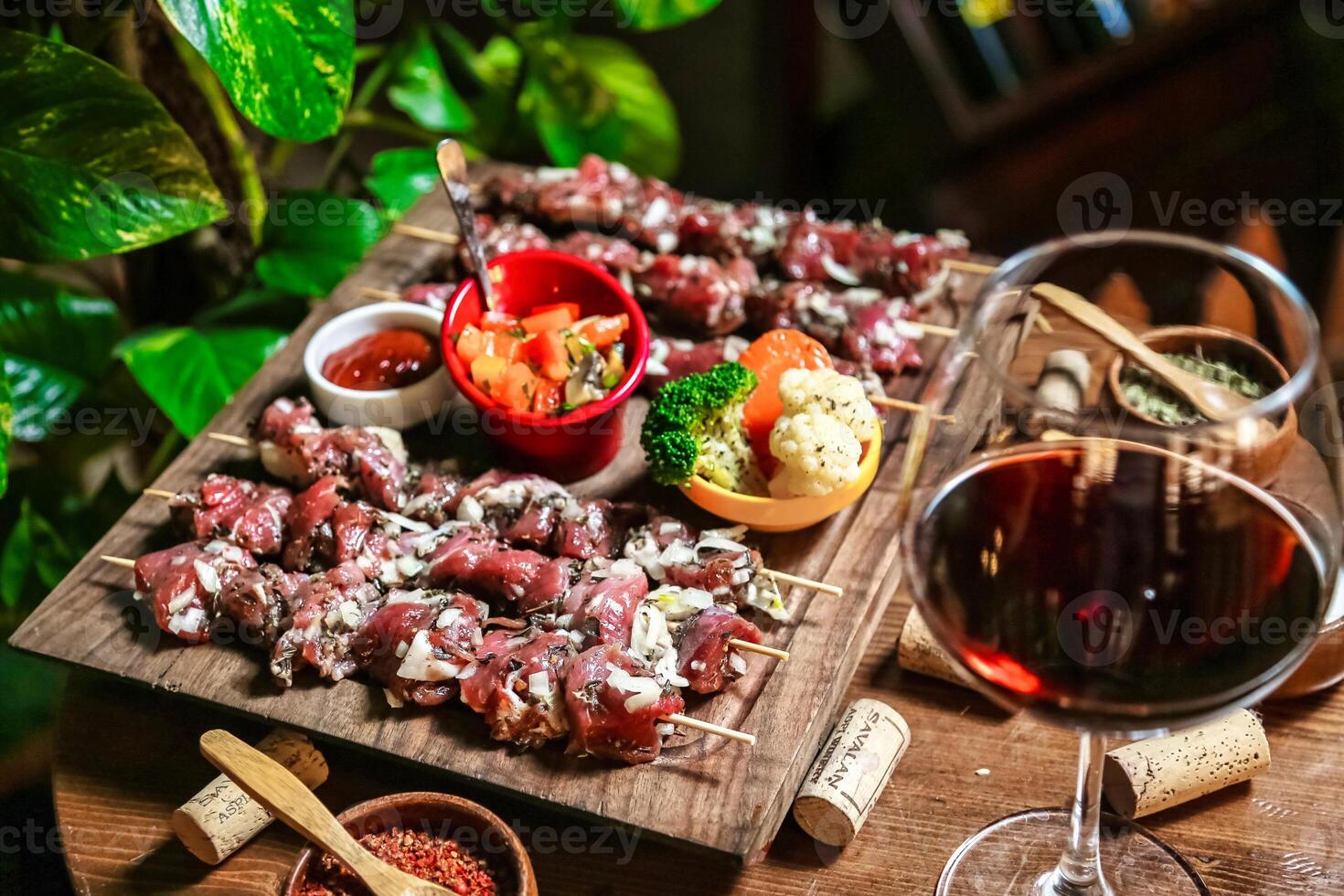 delicioso Comida espalhar em de madeira mesa com vidro do vinho foto