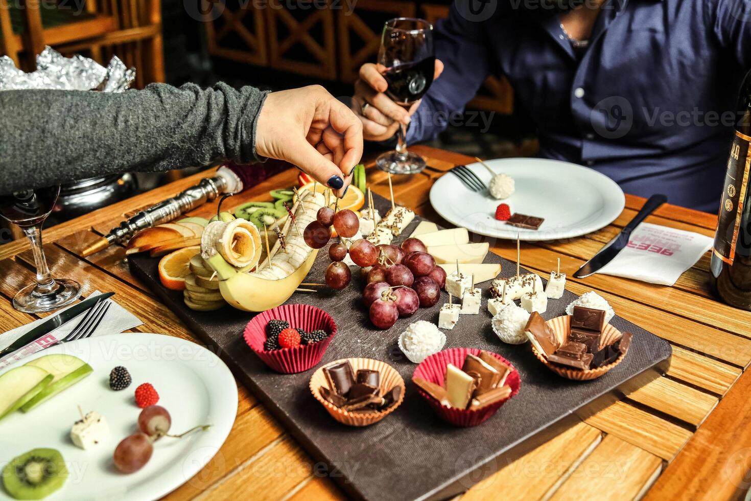 pessoas sentado às mesa com pratos do Comida foto