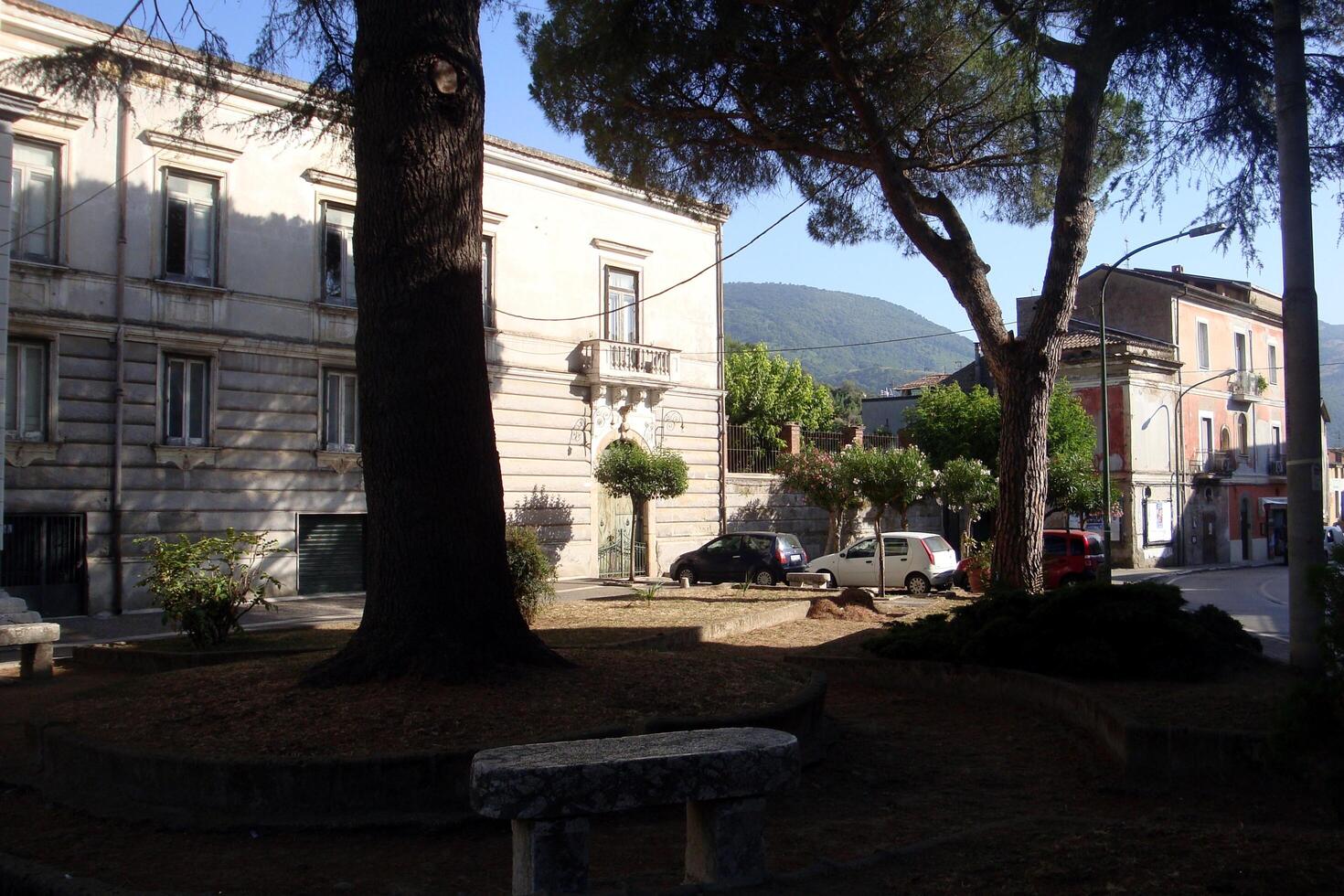 sant'agata de goti, Itália, Europa - Julho 21, 2019. a partir de a pequeno público parque você pode Vejo histórico edifícios foto