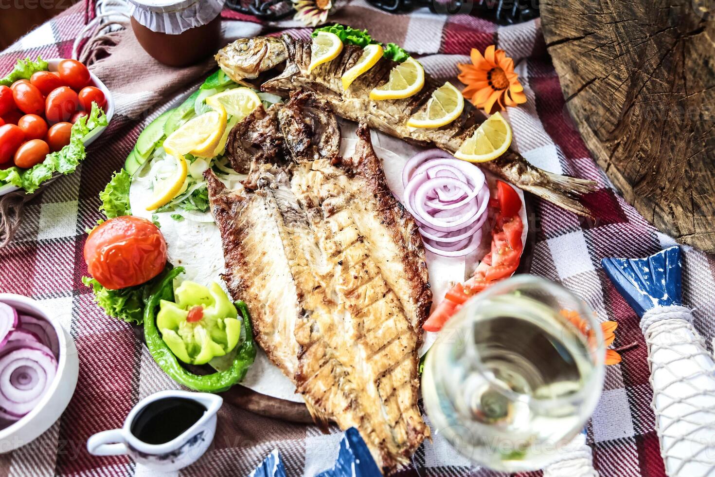 abundante espalhar do Comida e bebidas em uma festivo mesa foto