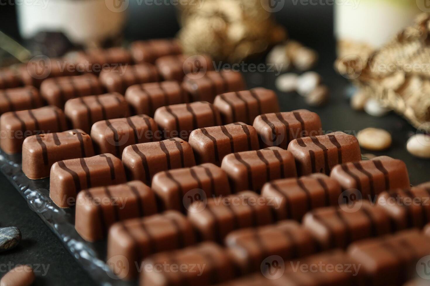 fechar-se do variado chocolates arranjado em mesa foto