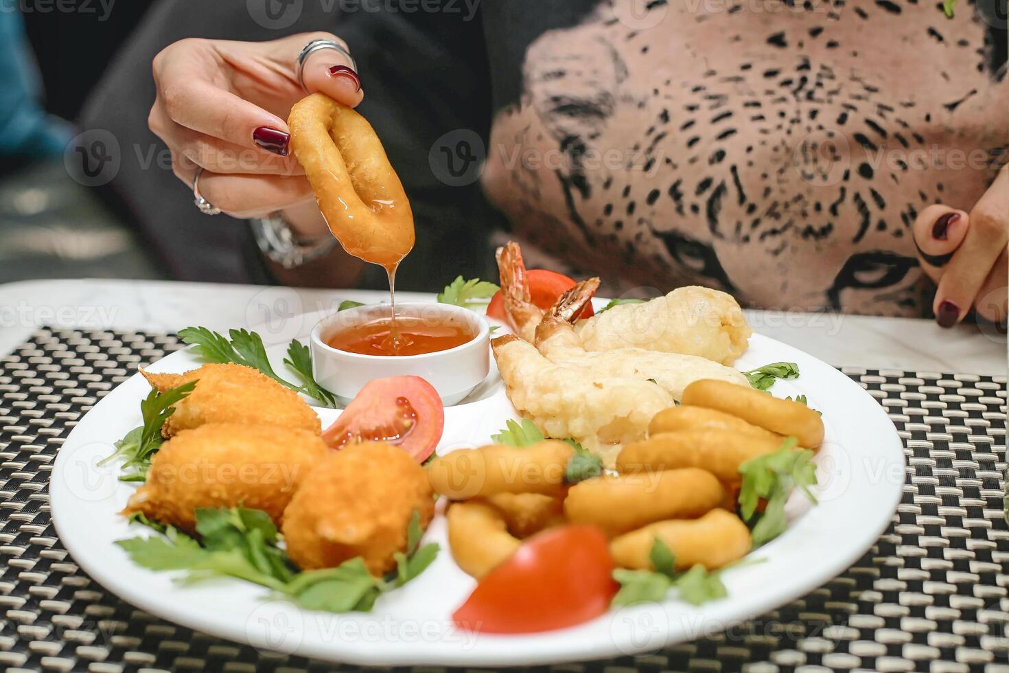 mulher comendo uma prato do Comida foto