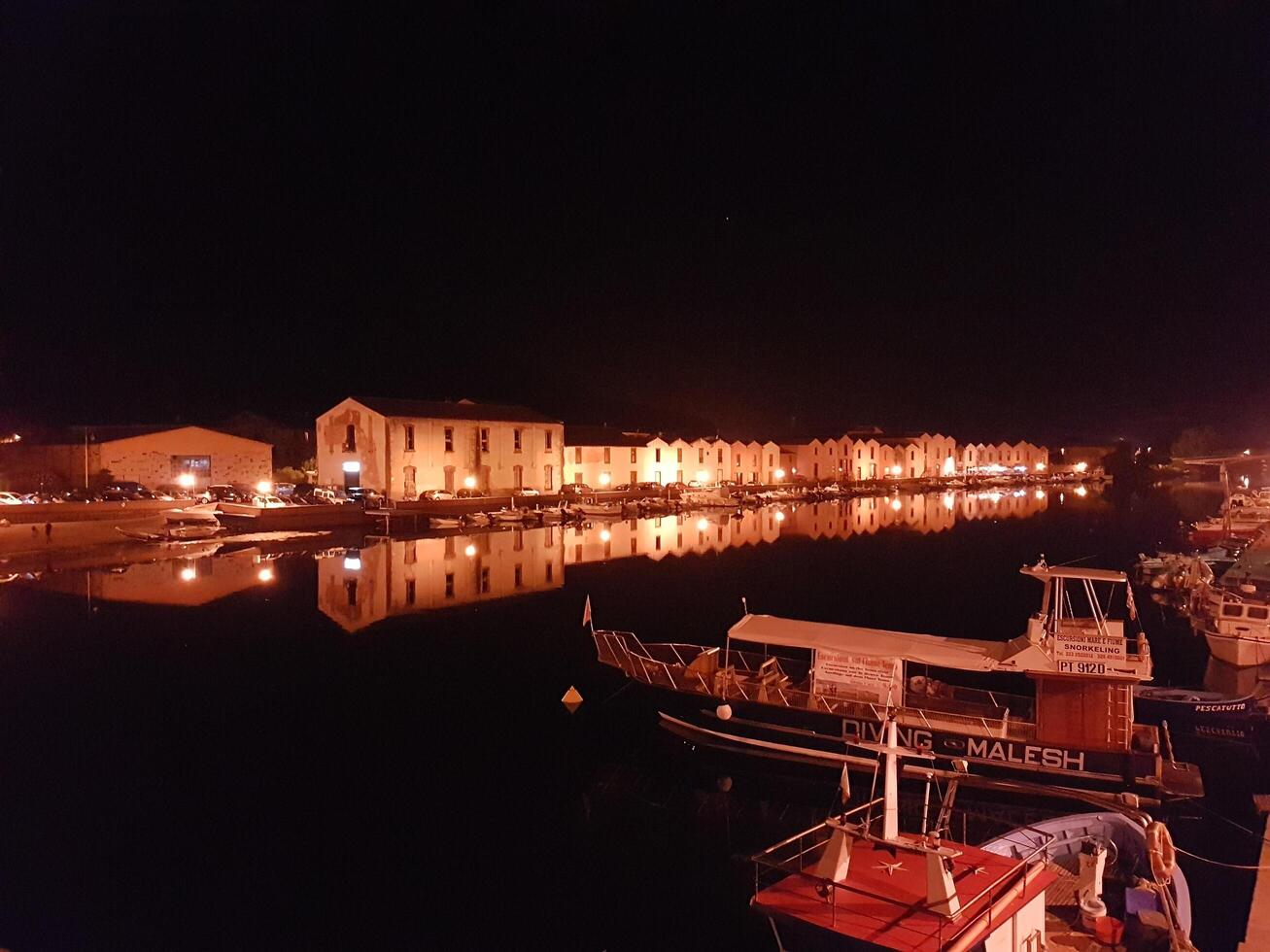 bosa, Sardenha, Itália, Europa - agosto 12, 2019 a pequeno porta do bossa durante a noite foto