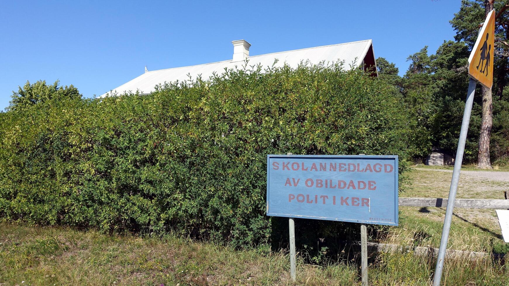 uma escola fechadas dentro Escandinávia e uma placa em que isto diz, escola fechadas de ignorante políticos foto