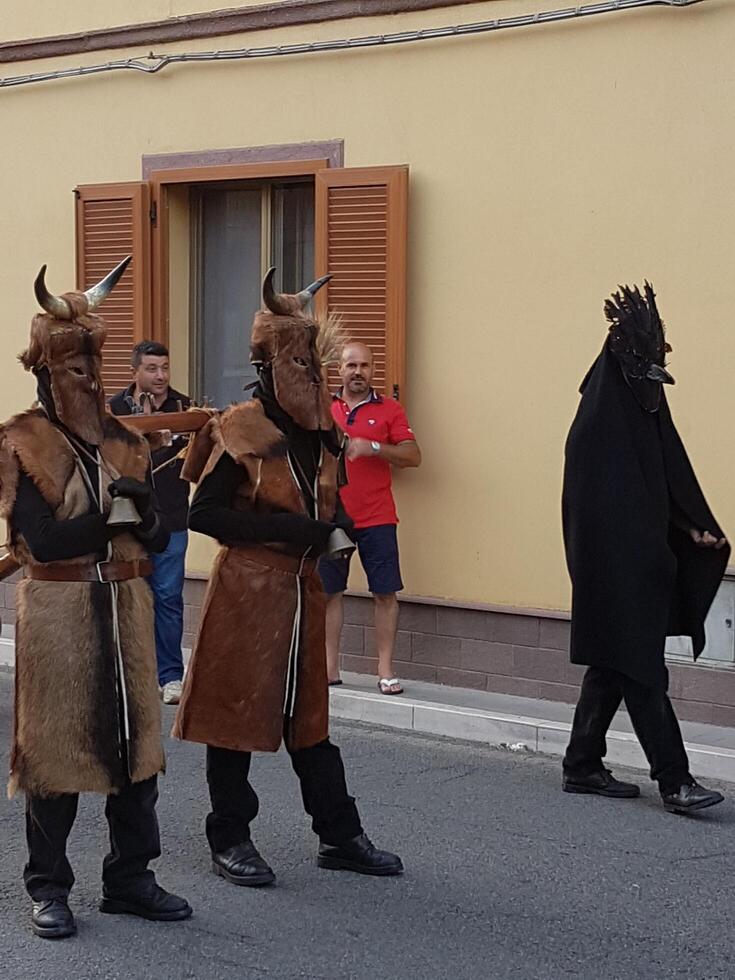 antigo ritos, máscaras e tradições dentro sardenha. foto