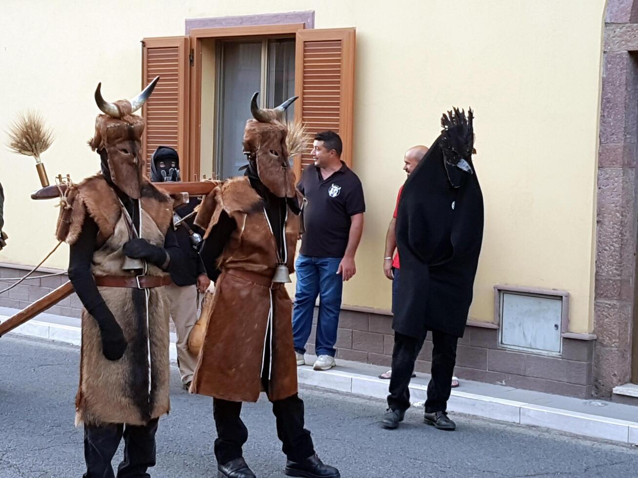 antigo ritos, máscaras e tradições dentro sardenha. foto