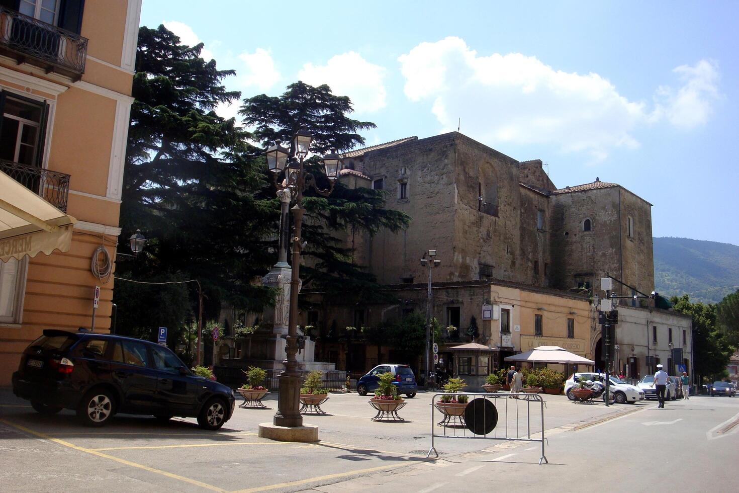 sant'agata de goti, Itália, Europa - Julho 21, 2019. pequeno quadrado dentro a histórico Centro foto