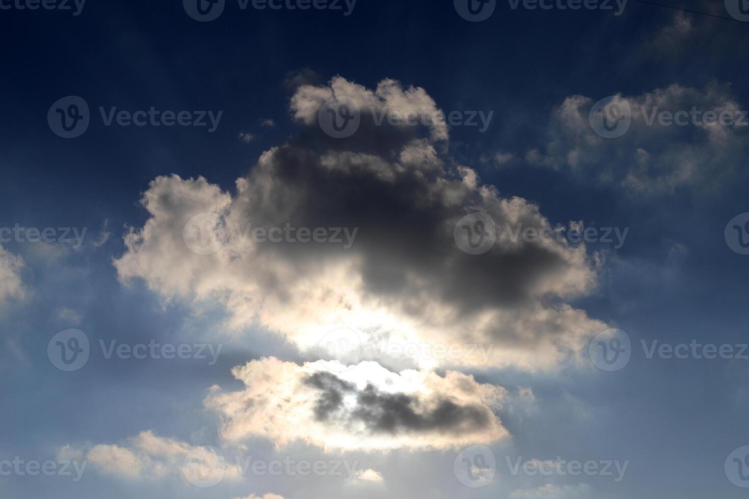 chuva nuvens dentro a céu sobre a Mediterrâneo mar. foto