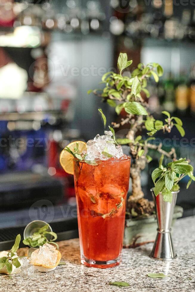 alta vidro preenchidas com refrescante beber Próximo para em vaso plantar foto