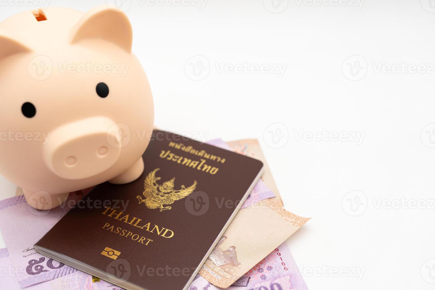 porquinho banco, tailandês Passaporte e tailandês dinheiro para viagem em isolado fundo. tailandês pessoas preparado para período de férias para Japão. viagem fundo. salvando para período de férias. foto