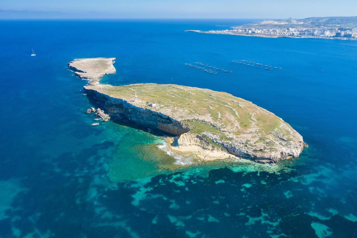 aéreo Visão do a st pauls ilha fora a norte leste costa do Malta. foto