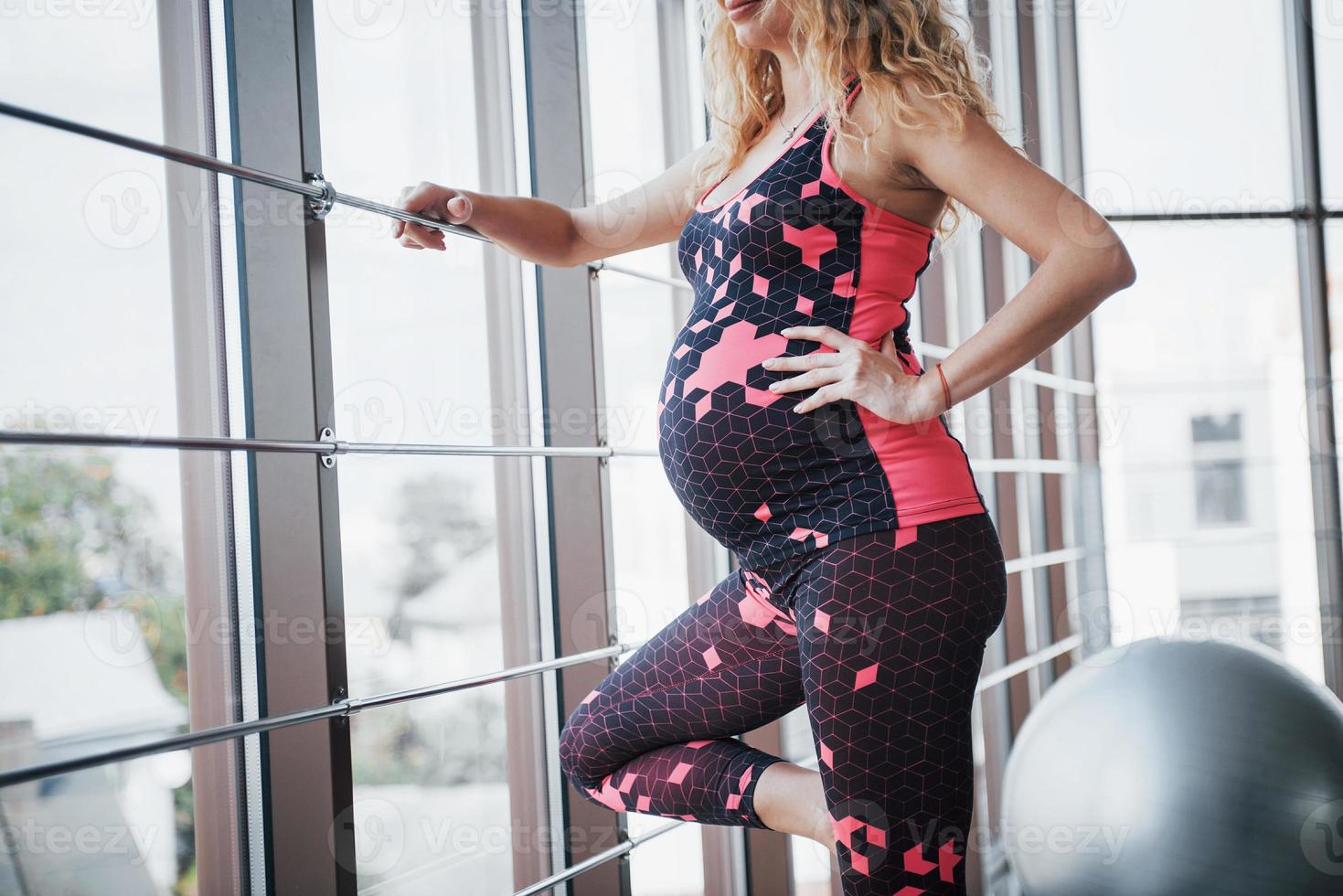 o conceito de uma mulher grávida esportes e fitness e leva um estilo de vida saudável na academia foto