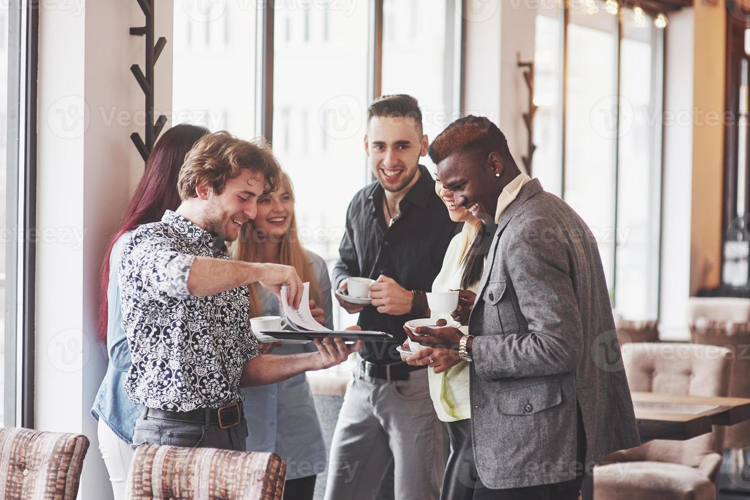 festa de evento de celebração de café de negócios de pausa para o café. conceito de brainstorming de trabalho em equipe foto