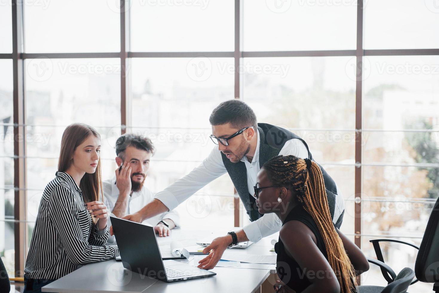 um grupo de pessoas multinacionais ocupadas trabalhando no escritório foto