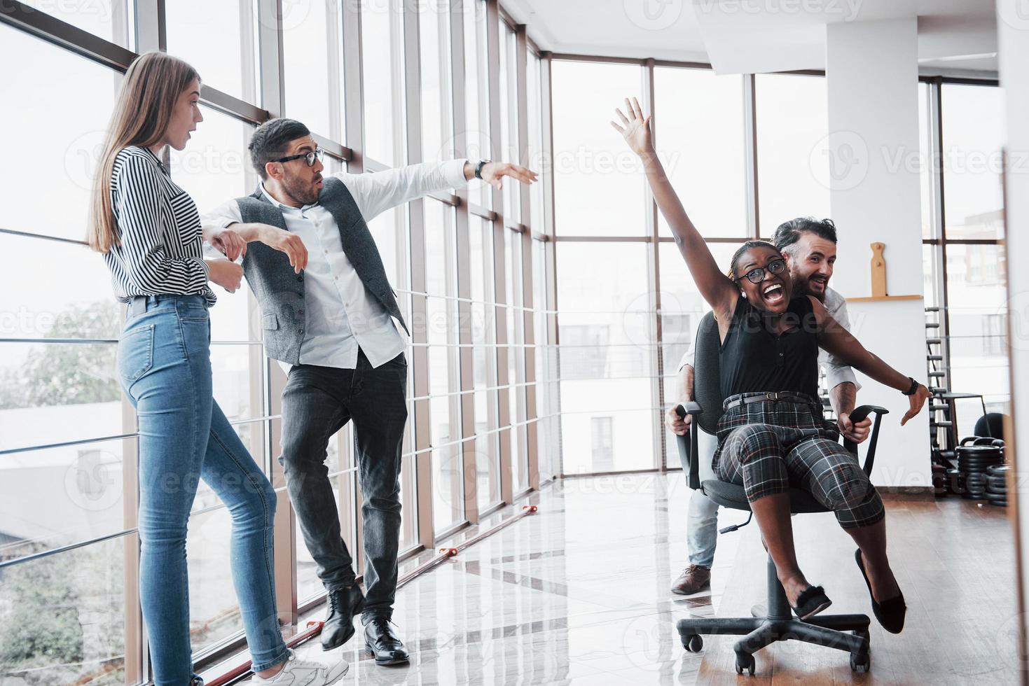 um grupo de empresários se divertindo, no escritório. celebrar um contrato de sucesso. foto
