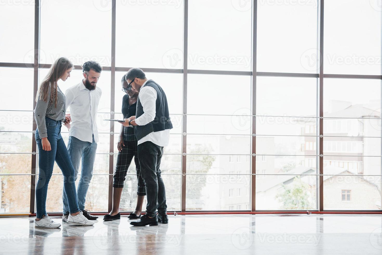 jovens empresários estão discutindo novas idéias criativas durante uma reunião no escritório foto