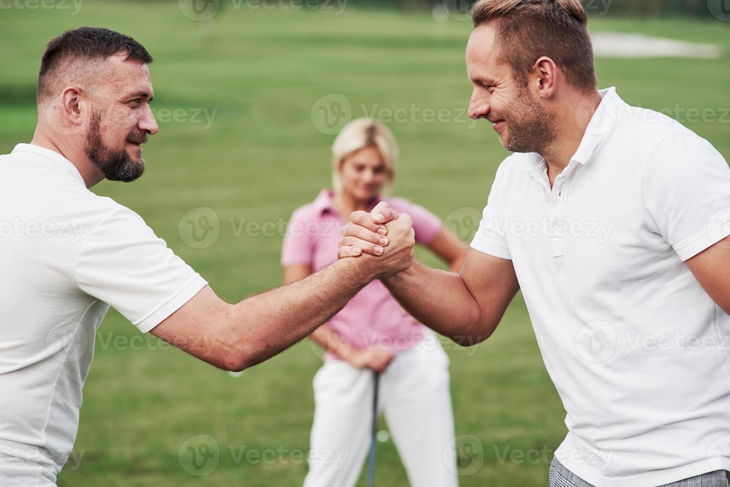 foto lateral de dois homens segurando as mãos e mostrando forte amizade