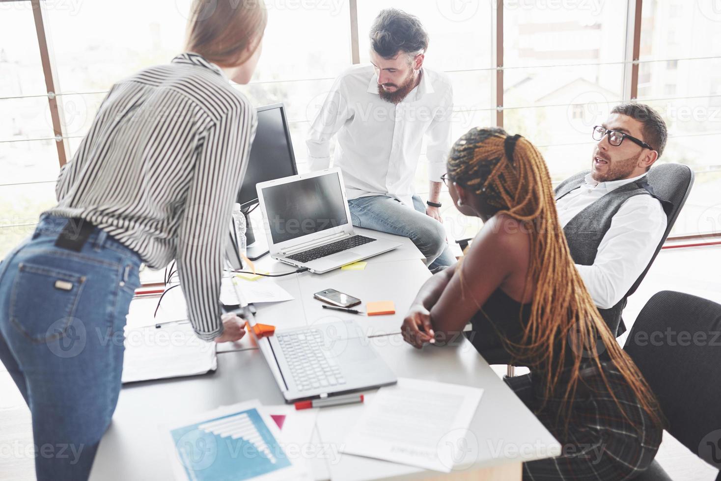 acredite em mim, será bom para nós. os trabalhadores da equipe se reúnem e conversam sobre o planejamento de seus negócios foto