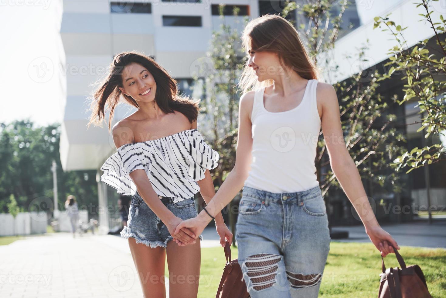 duas linda feliz jovem estudante com mochila perto do campus da Universidade. conceito de educação e lazer foto