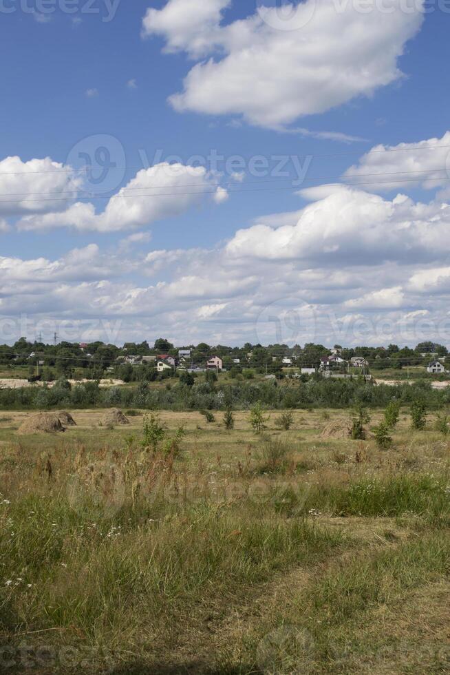 campo panorama com azul céu e branco nuvens. foto