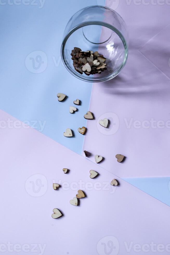 decorativo de madeira corações em uma mesa. foto
