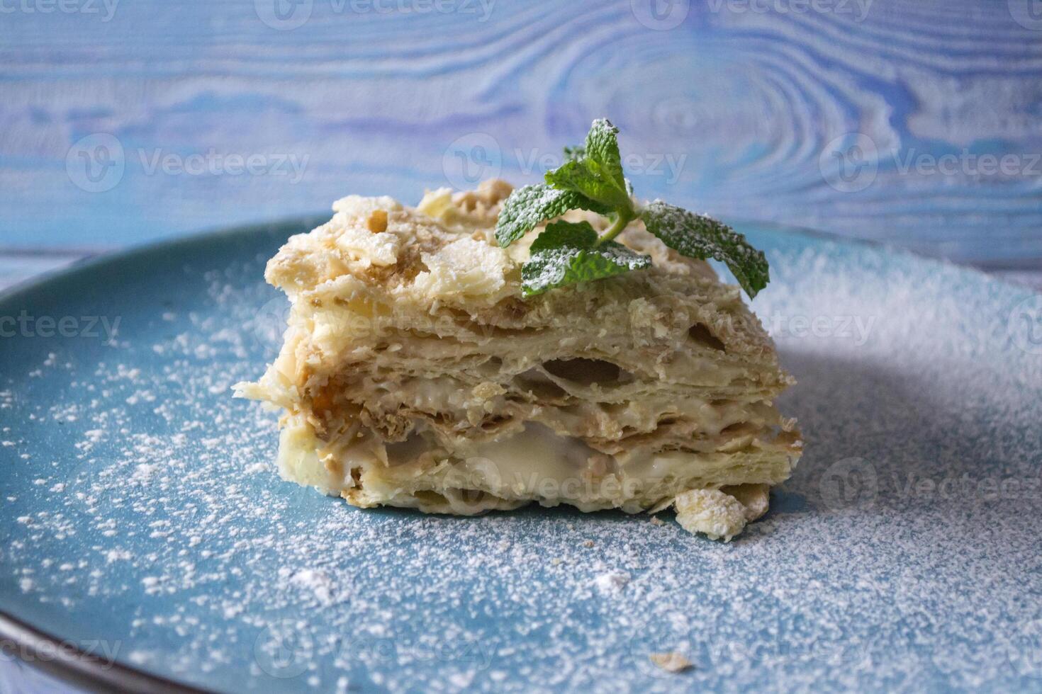a napoleão bolo dentro uma prato em uma mesa. foto