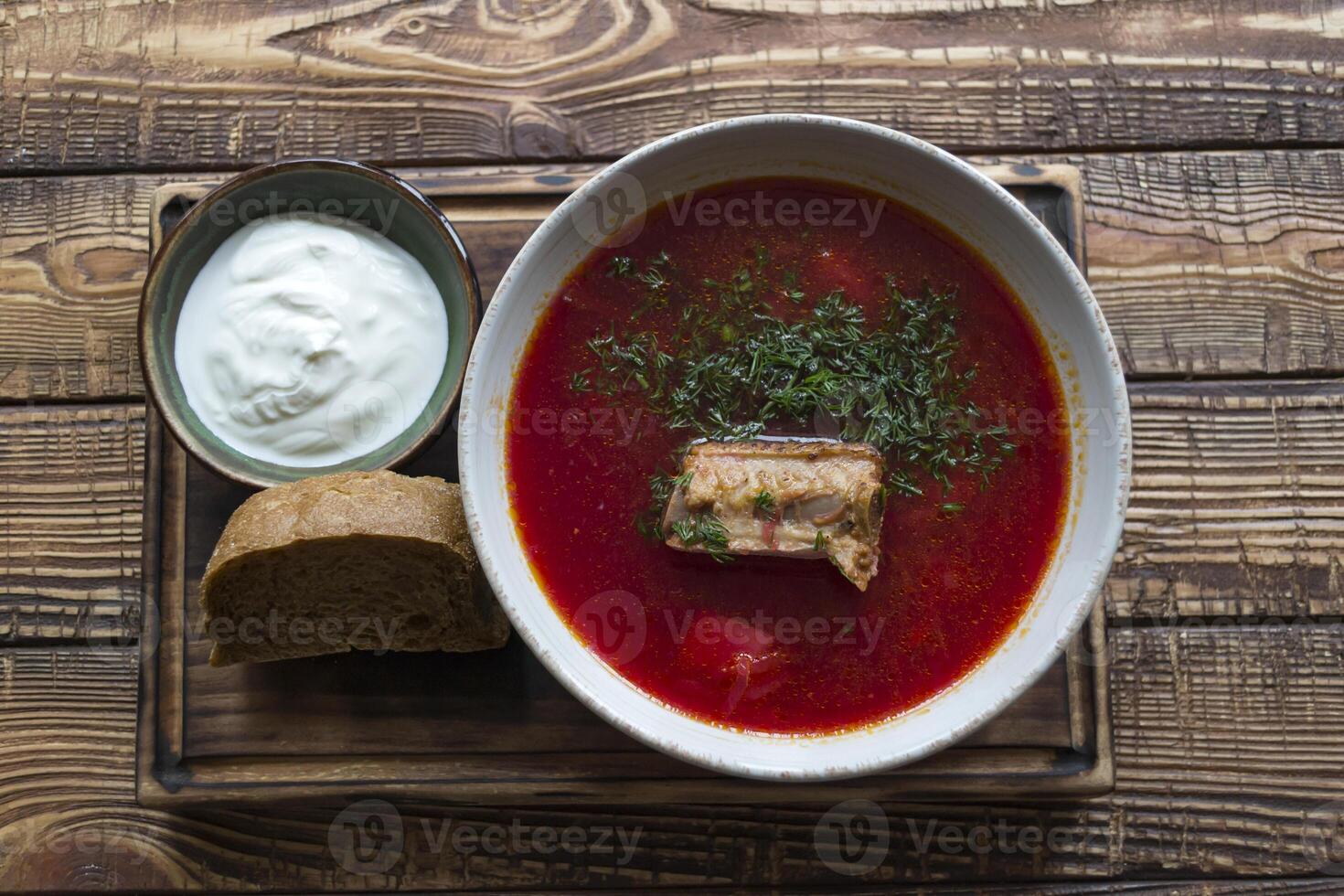 borscht com azedo creme em uma de madeira mesa. foto