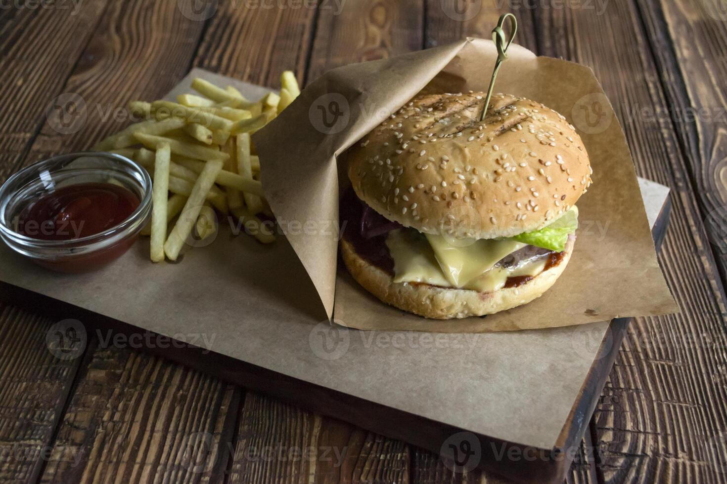 hamburguer e francês fritas em uma de madeira mesa. foto