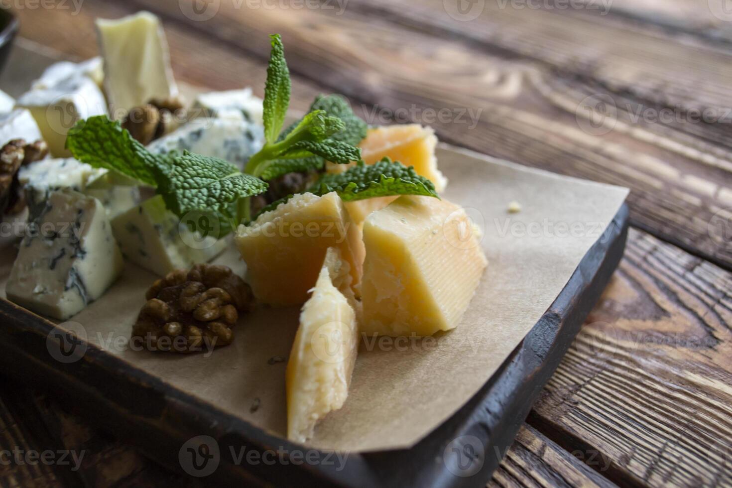 queijo prato em uma de madeira mesa. foto