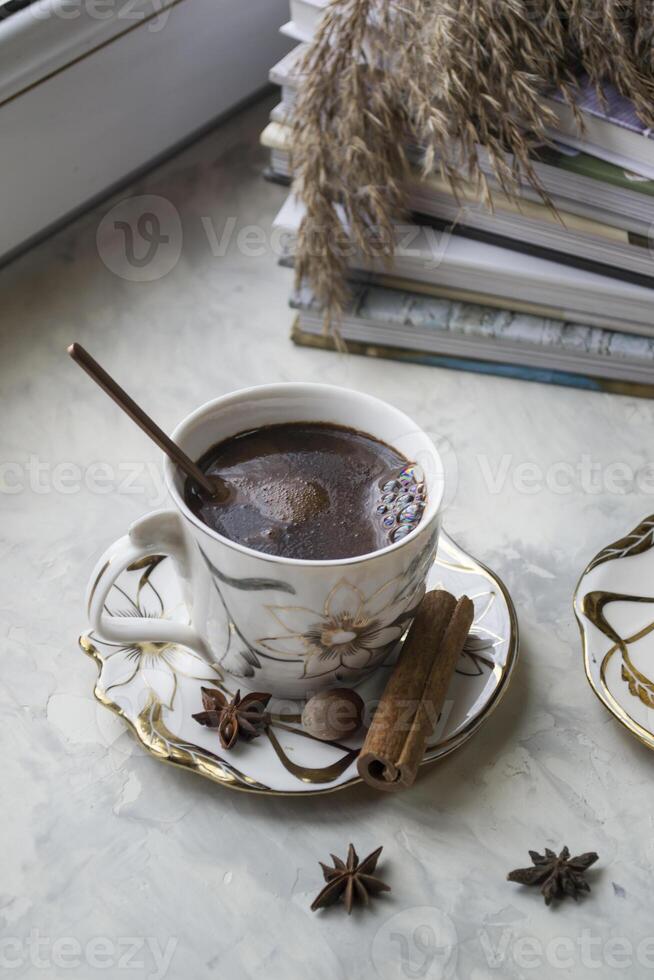 uma copo do café e bolo em uma escrivaninha. manhã café da manhã. foto