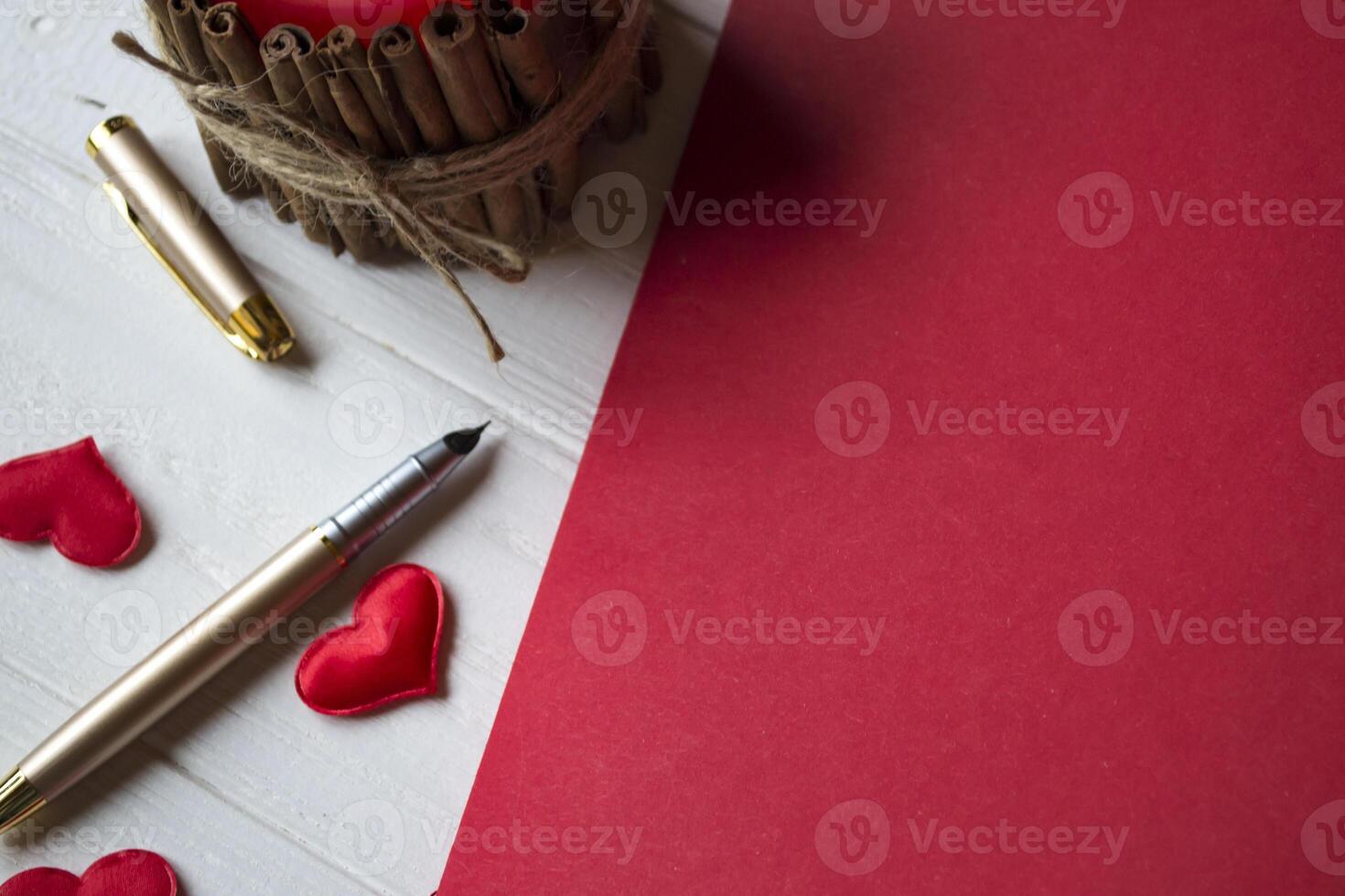 vermelho caderno, vela e amor corações em uma escrivaninha. foto