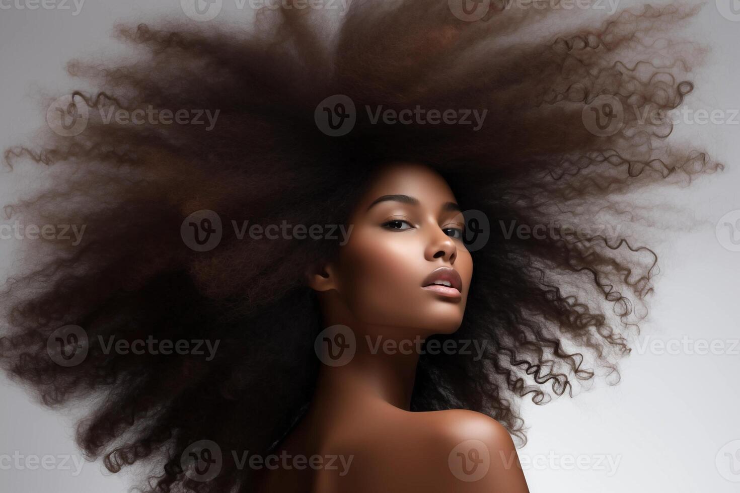 fechar-se do lindo Preto africano americano jovem fêmea modelo mulher tremendo dela lindo afro cabelo dentro movimento. de Anúncios para xampu condicionador cabelo produtos. isolado em branco fundo foto