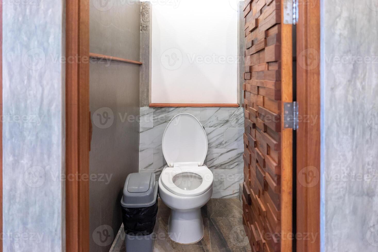 banheiro com lindo banheiro e madeira porta foto
