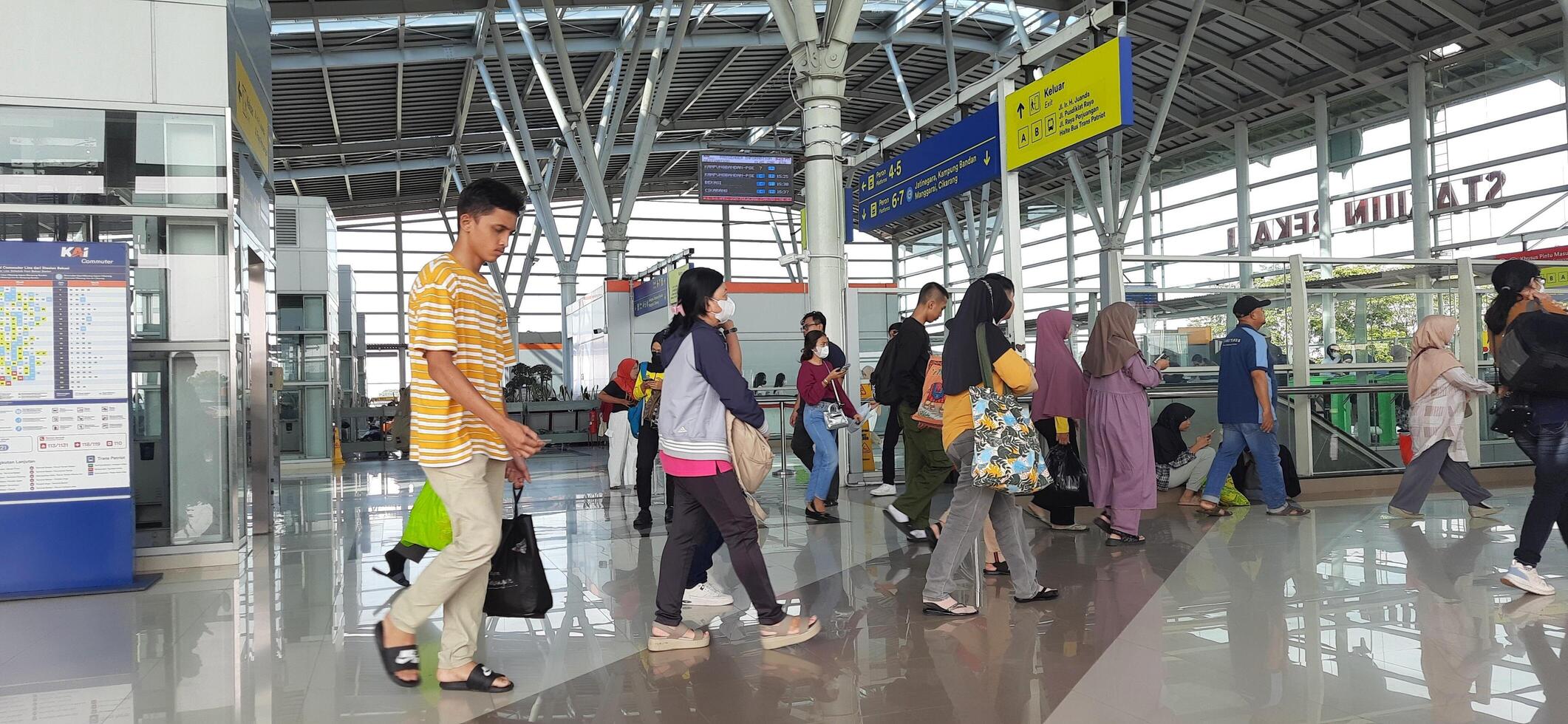 a atmosfera Viajantes ou mudik Lebaran ou pular Kampung ou idul fitri momentos dentro trem estação bekasi. oeste Java, Indonésia - abril 8 2024 foto