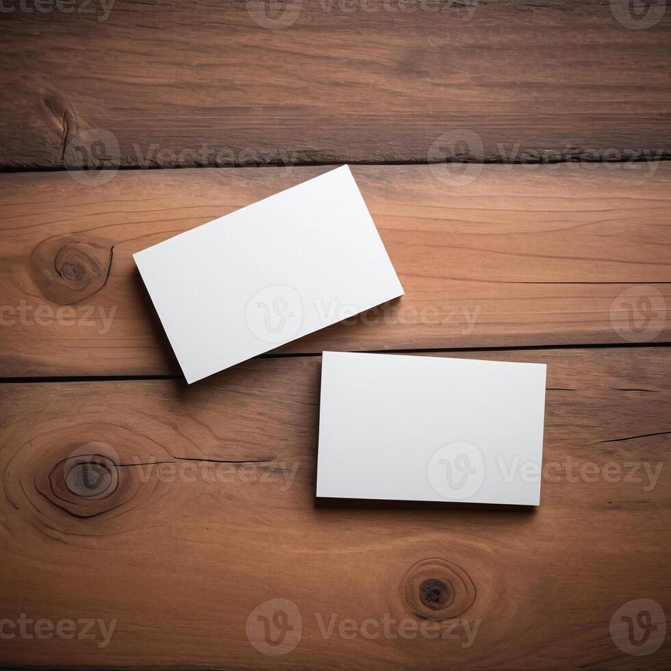 em branco o negócio cartão em uma de madeira superfície foto