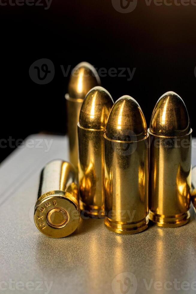 pistola cartuchos 9 milímetros. munição para pistolas e pcc carabinas em uma Sombrio costas foto