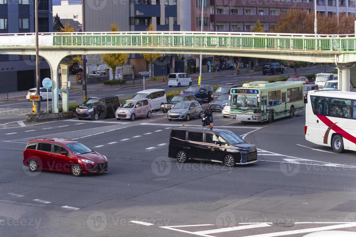 uma tráfego geléia às a ampla cruzando dentro Quioto dia foto