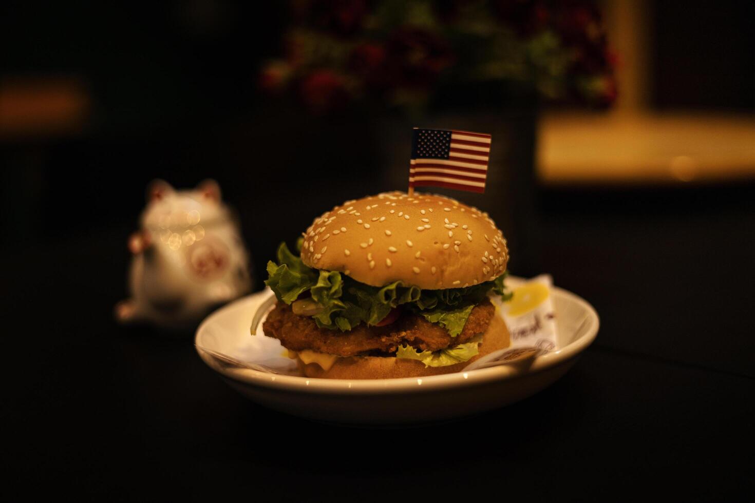 frito frango hamburguer em uma branco prato foto