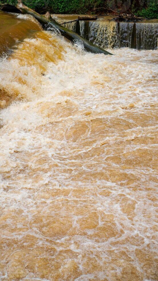 a obscuro rio água fluxos velozes depois de a chuva. foto