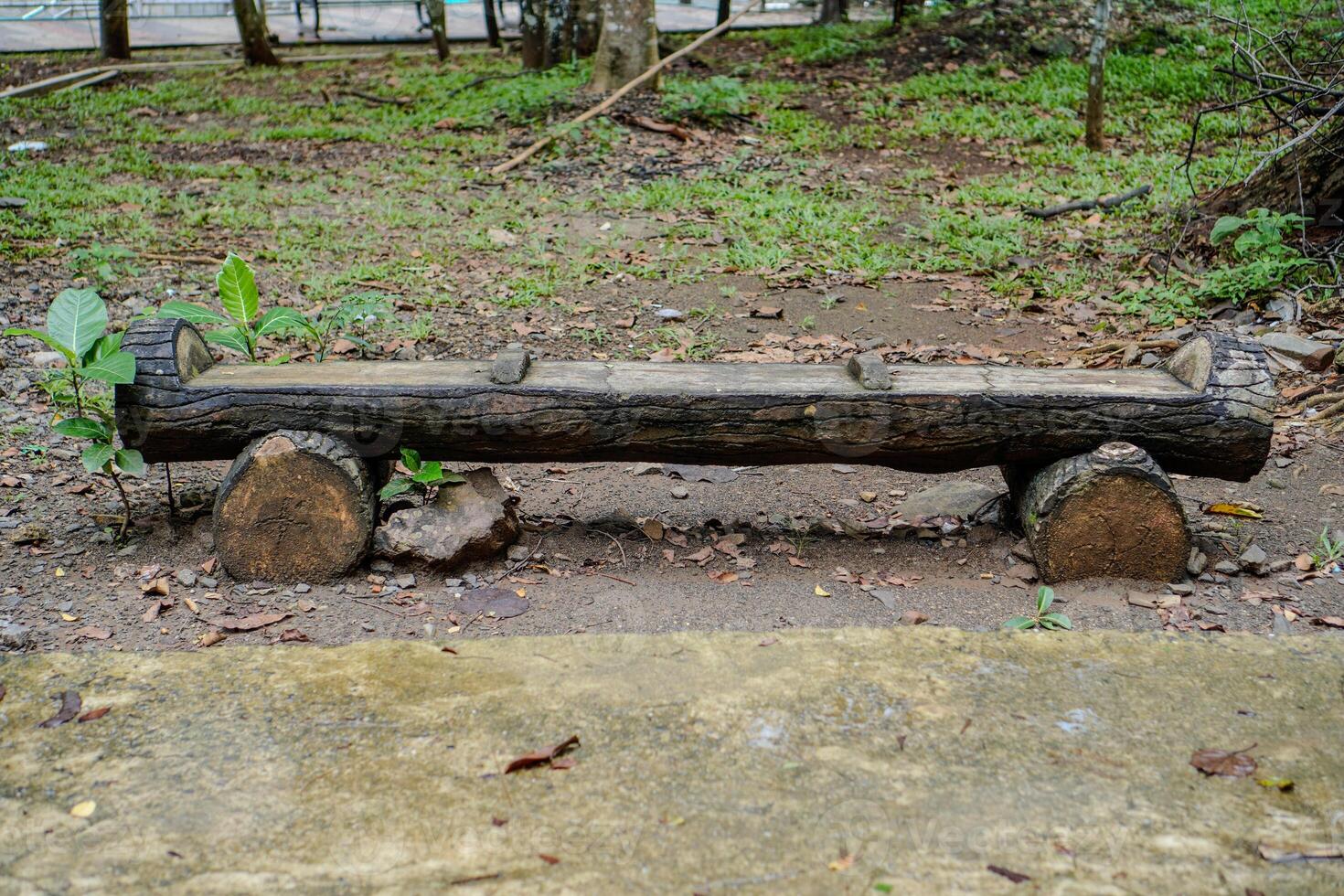 parque Banco fez do concreto dentro a forma do uma de madeira Barra dentro uma cidade parque. foto