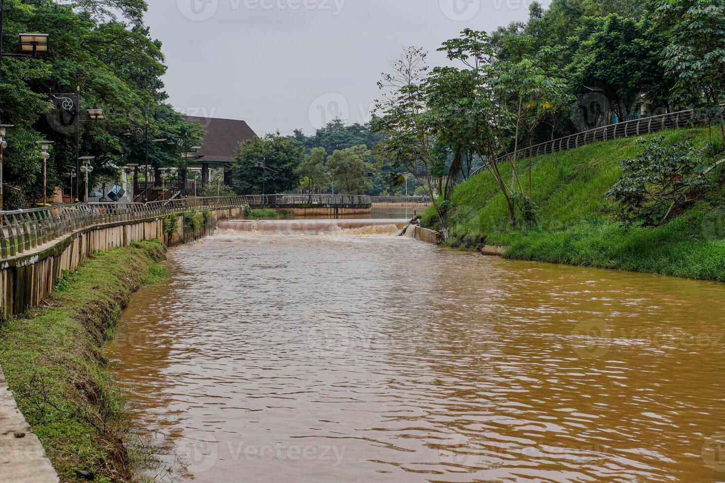 a obscuro rio água fluxos velozes depois de a chuva. foto