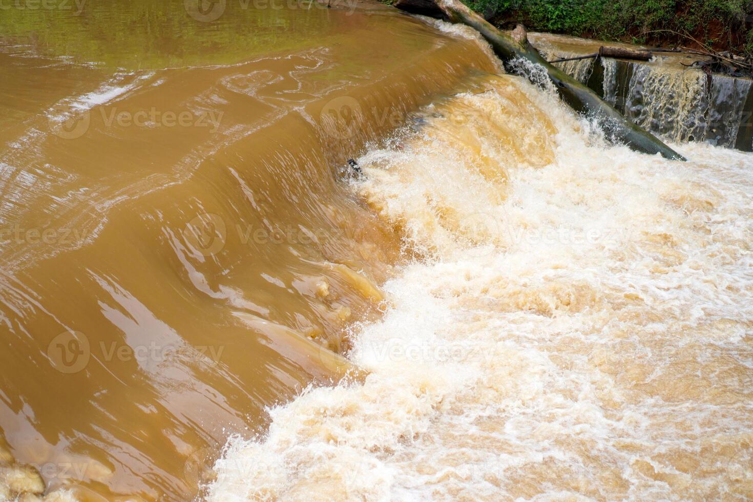 isto parece fechar para a desvio do obscuro água este fluxos rapidamente além a fronteira barragem. foto