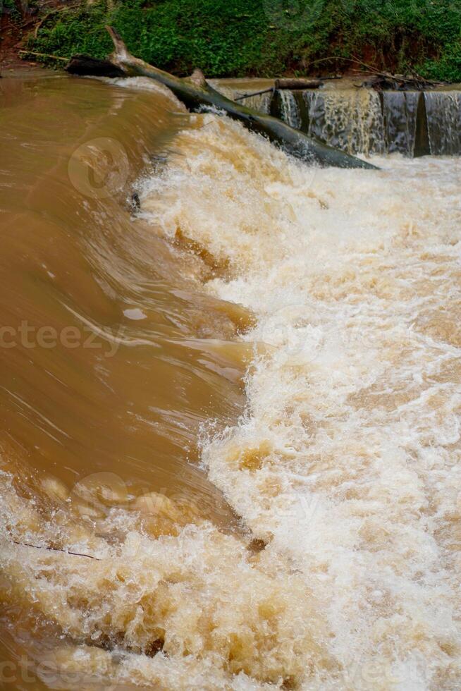 isto parece fechar para a desvio do obscuro água este fluxos rapidamente além a fronteira barragem. foto