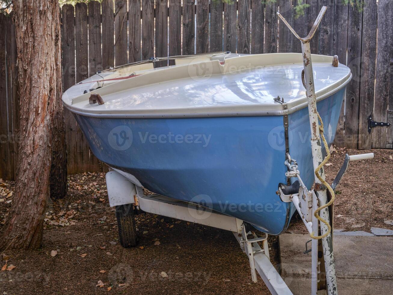 Navegando bote em uma reboque dentro quintal foto