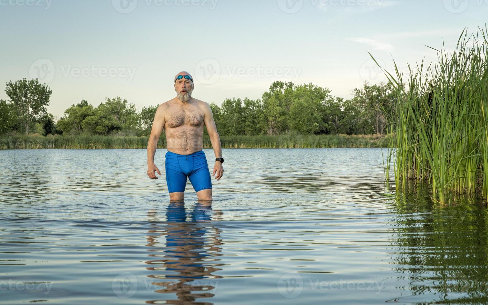 Atlético, excesso de peso Senior masculino nadador foto