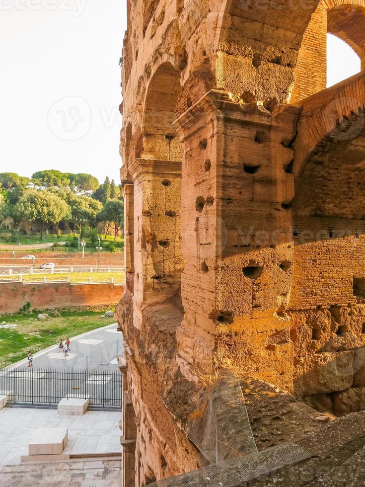 detalhe da fachada do coliseu de roma, no final do dia com longas sombras foto