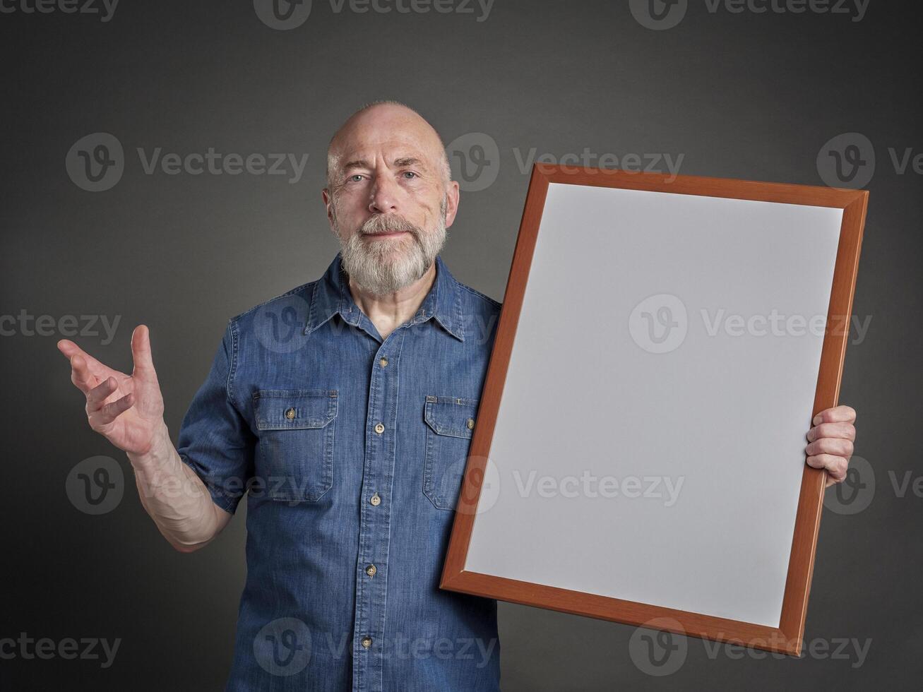 Senior homem com em branco branco borda foto